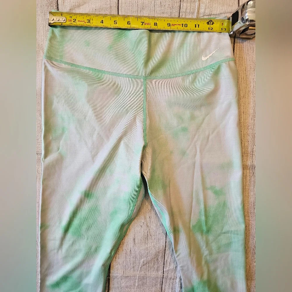 Nike Women's Size Medium• Dri-Fit Icon Clash Green White Tie Dye 21 inch Cropped - Picture 7 of 10